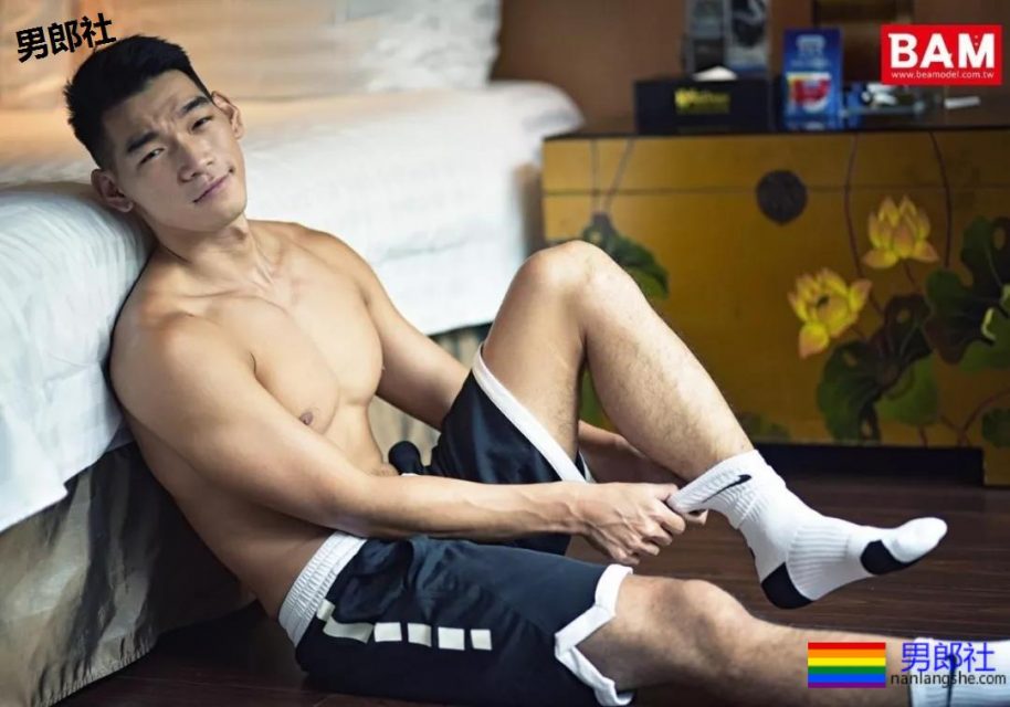 被带进山里拍写真后,他成了摄影师新宠,真人竟长这样 - 51虹马 被带进山里拍写真后,他成了摄影师新宠,真人竟长这样 - 51虹马