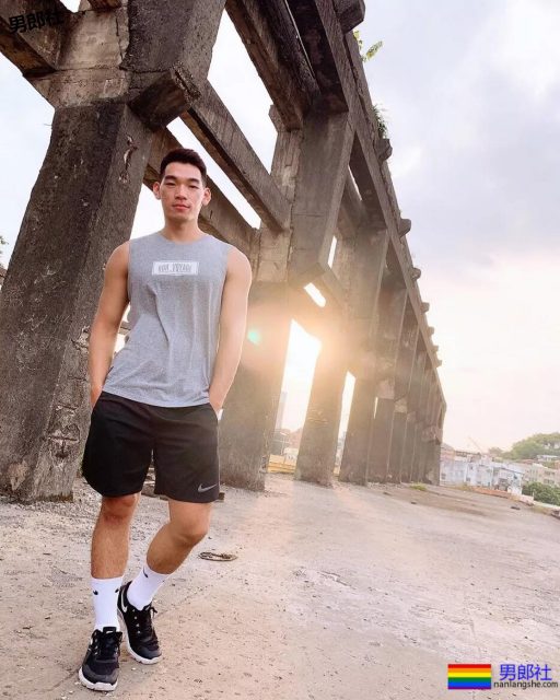 被带进山里拍写真后,他成了摄影师新宠,真人竟长这样 - 51虹马 被带进山里拍写真后,他成了摄影师新宠,真人竟长这样 - 51虹马