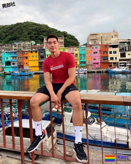 被带进山里拍写真后,他成了摄影师新宠,真人竟长这样 - 51虹马 被带进山里拍写真后,他成了摄影师新宠,真人竟长这样 - 51虹马