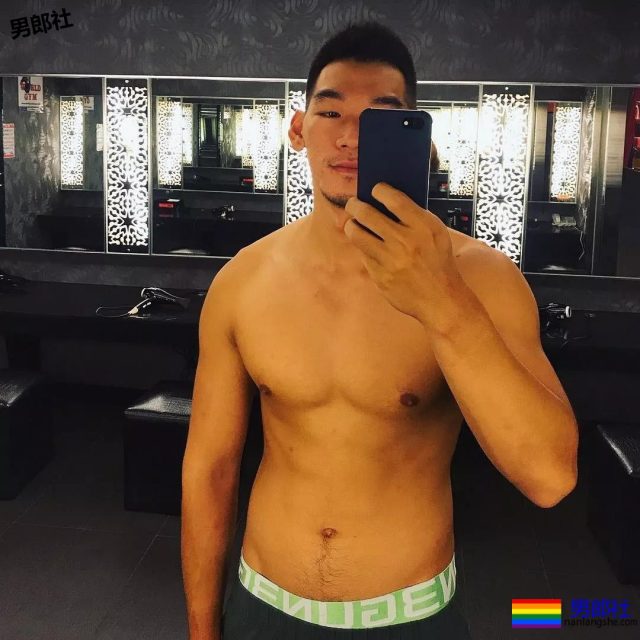 被带进山里拍写真后,他成了摄影师新宠,真人竟长这样 - 51虹马 被带进山里拍写真后,他成了摄影师新宠,真人竟长这样 - 51虹马