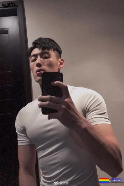 99年篮球长腿小哥也太可了吧！他会靠模特顺利出圈吗？ - 51虹马