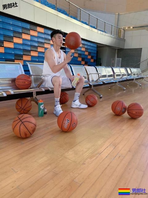 99年篮球长腿小哥也太可了吧！他会靠模特顺利出圈吗？ - 51虹马