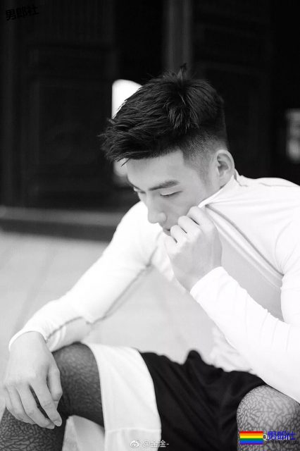 99年篮球长腿小哥也太可了吧！他会靠模特顺利出圈吗？ - 51虹马