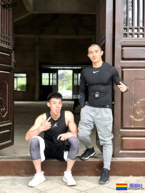 99年篮球长腿小哥也太可了吧！他会靠模特顺利出圈吗？ - 51虹马