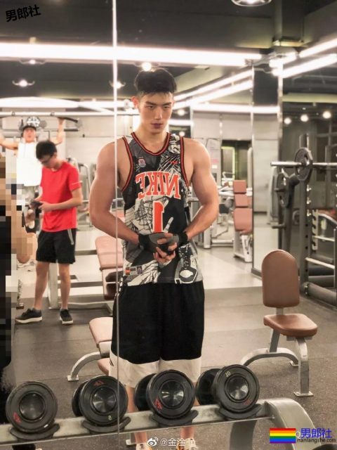 99年篮球长腿小哥也太可了吧！他会靠模特顺利出圈吗？ - 51虹马