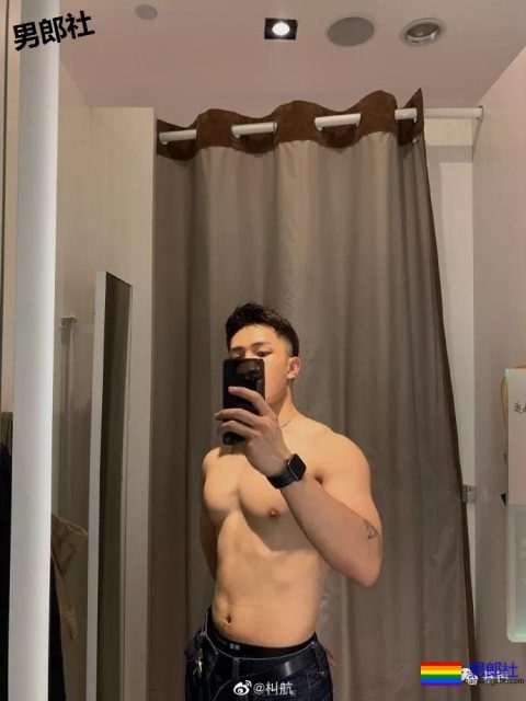 微博博主自曝试衣间照片，流出之后纷纷走红，8块腹肌-51虹马