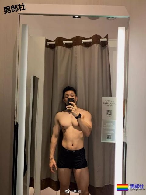 微博博主自曝试衣间照片，流出之后纷纷走红，8块腹肌 - 51虹马