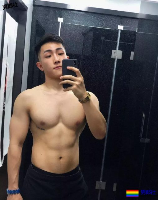 微博博主自曝试衣间照片，流出之后纷纷走红，8块腹肌 - 51虹马