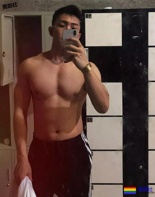 微博博主自曝试衣间照片，流出之后纷纷走红，8块腹肌 - 51虹马