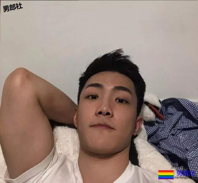 微博博主自曝试衣间照片，流出之后纷纷走红，8块腹肌 - 51虹马