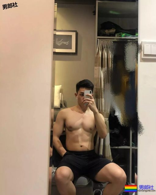 微博博主自曝试衣间照片，流出之后纷纷走红，8块腹肌 - 51虹马