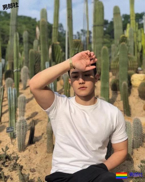 微博博主自曝试衣间照片，流出之后纷纷走红，8块腹肌 - 51虹马