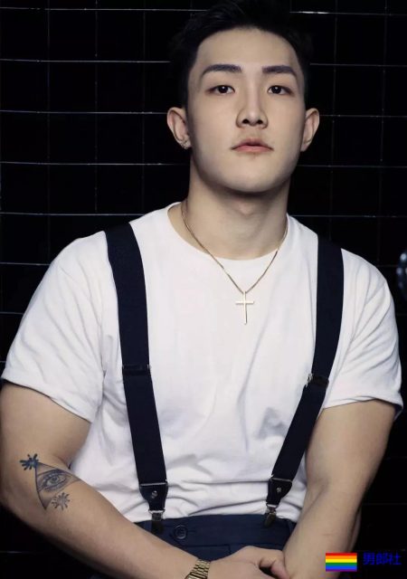 微博博主自曝试衣间照片，流出之后纷纷走红，8块腹肌 - 51虹马