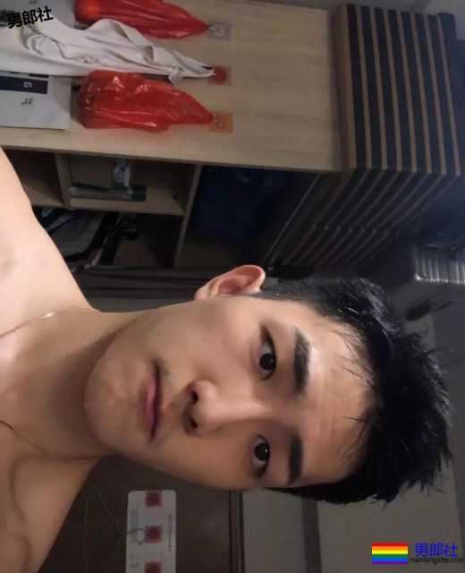 微博博主自曝试衣间照片，流出之后纷纷走红，8块腹肌 - 51虹马