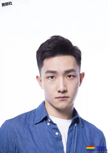 微博博主自曝试衣间照片，流出之后纷纷走红，8块腹肌 - 51虹马