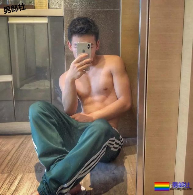 一张海边戏水湿身照就火爆内圈，你知道小哥的型号吗？ - 51虹马