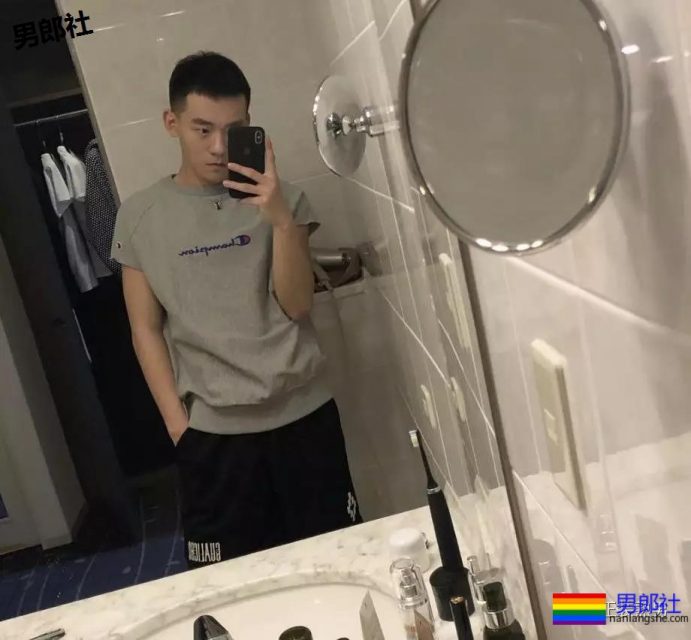 一张海边戏水湿身照就火爆内圈，你知道小哥的型号吗？ - 51虹马