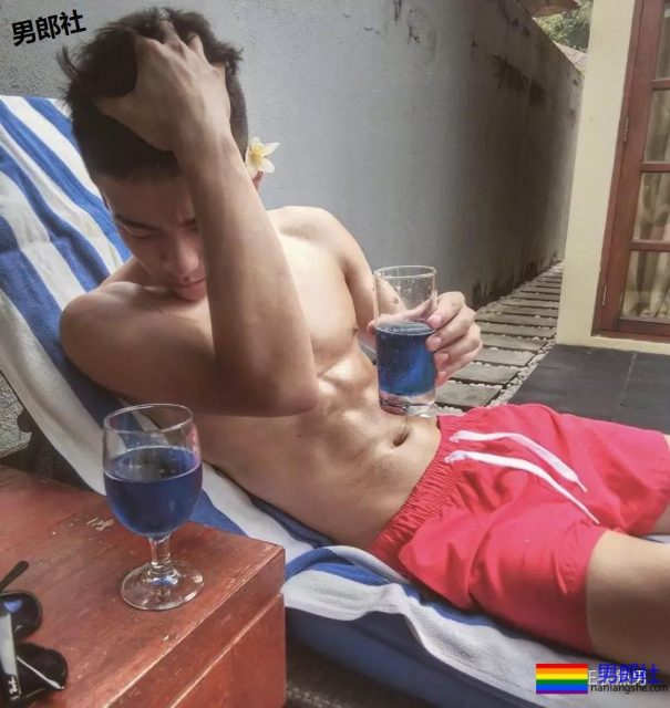 一张海边戏水湿身照就火爆内圈，你知道小哥的型号吗？ - 51虹马