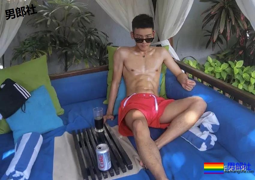 一张海边戏水湿身照就火爆内圈，你知道小哥的型号吗？ - 51虹马