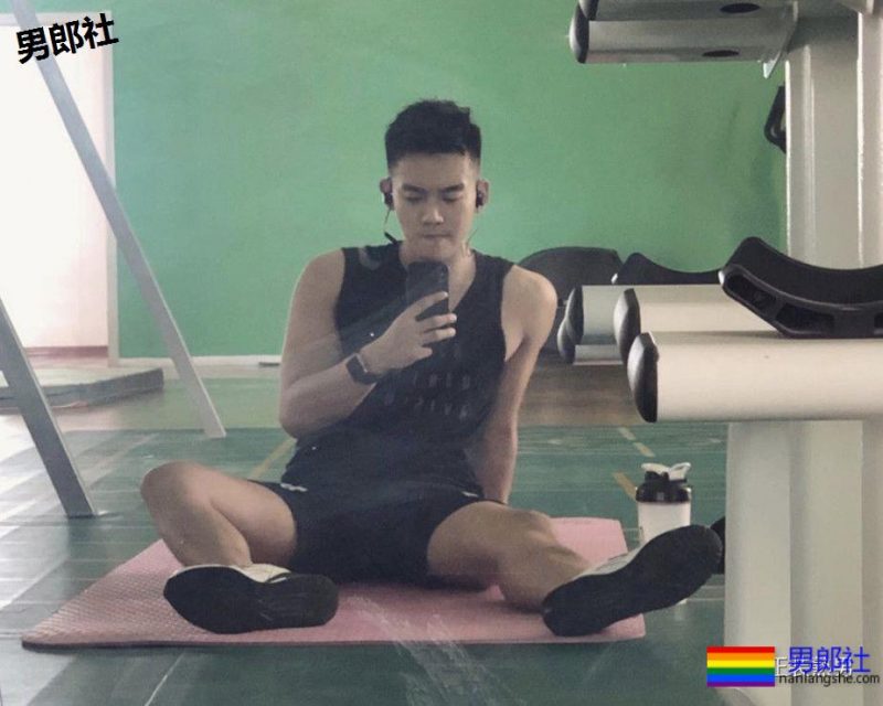 一张海边戏水湿身照就火爆内圈，你知道小哥的型号吗？ - 51虹马