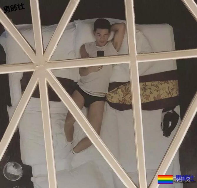 一张海边戏水湿身照就火爆内圈，你知道小哥的型号吗？ - 51虹马