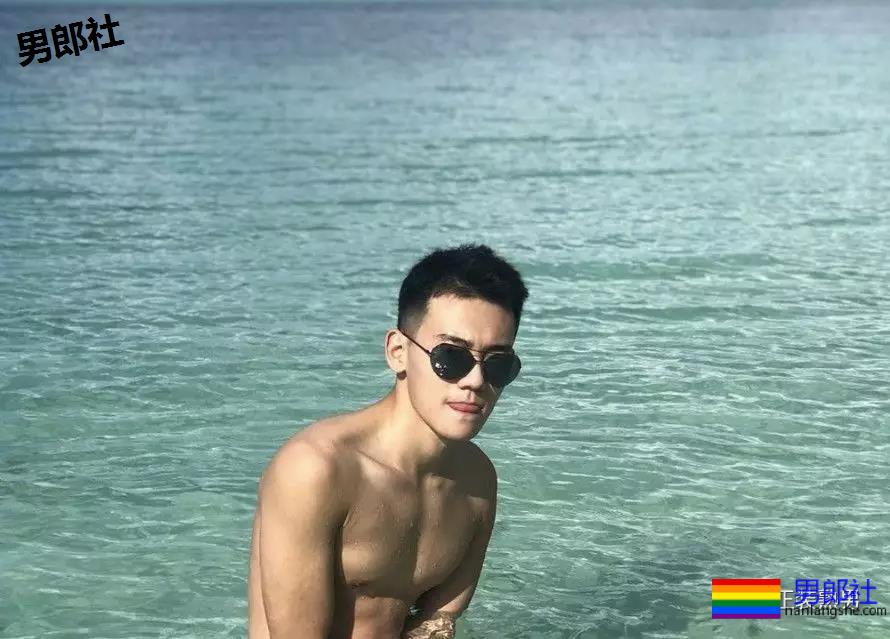 一张海边戏水湿身照就火爆内圈，你知道小哥的型号吗？ - 51虹马