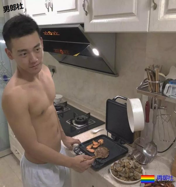 一张海边戏水湿身照就火爆内圈，你知道小哥的型号吗？ - 51虹马