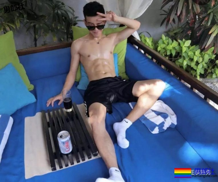 一张海边戏水湿身照就火爆内圈，你知道小哥的型号吗？ - 51虹马