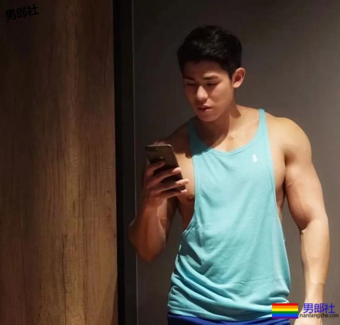 肌肉男侧乳装到底有多露？ - 51虹马