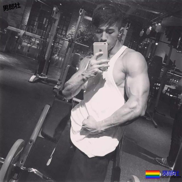 肌肉男侧乳装到底有多露？ - 51虹马