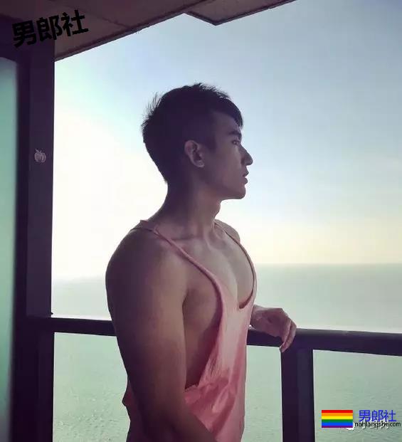 肌肉男侧乳装到底有多露？ - 51虹马