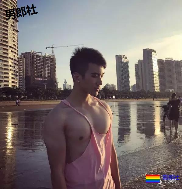 肌肉男侧乳装到底有多露？ - 51虹马