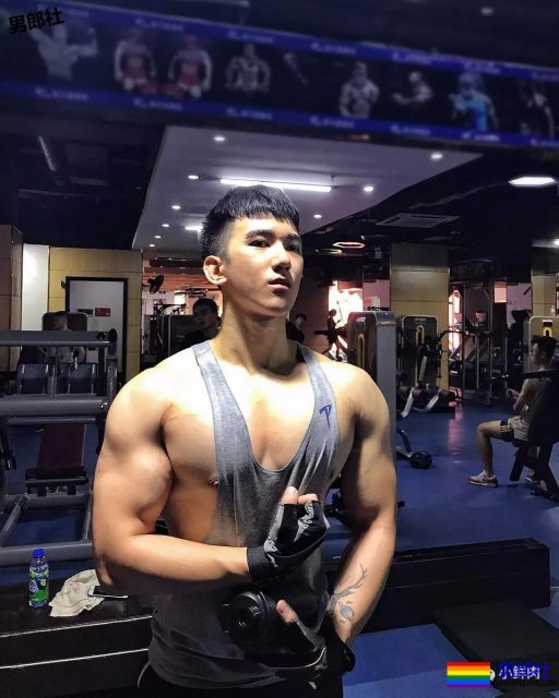 肌肉男侧乳装到底有多露？ - 51虹马