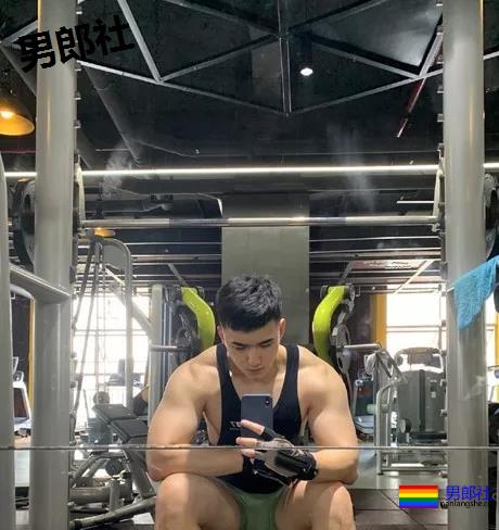 肌肉男侧乳装到底有多露？ - 51虹马