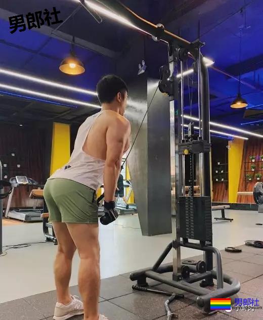 肌肉男侧乳装到底有多露？ - 51虹马