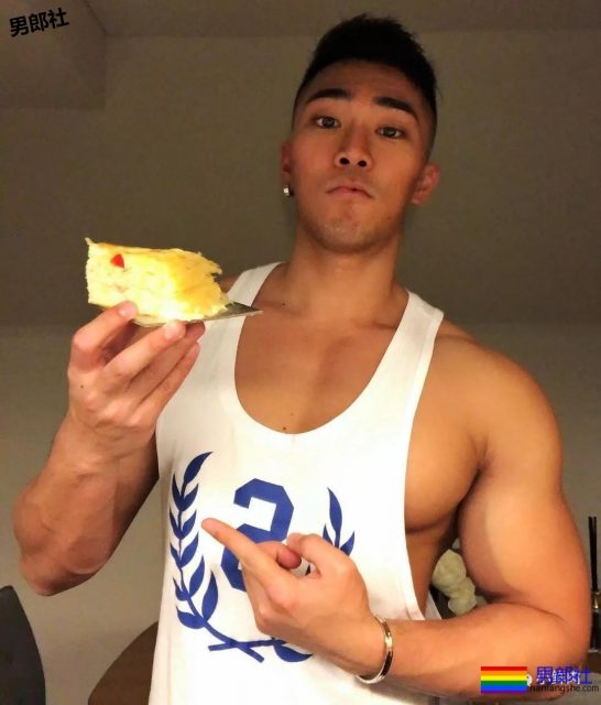 肌肉男侧乳装到底有多露？ - 51虹马