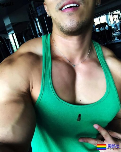 肌肉男侧乳装到底有多露？ - 51虹马