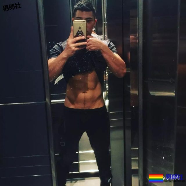 肌肉男侧乳装到底有多露？ - 51虹马
