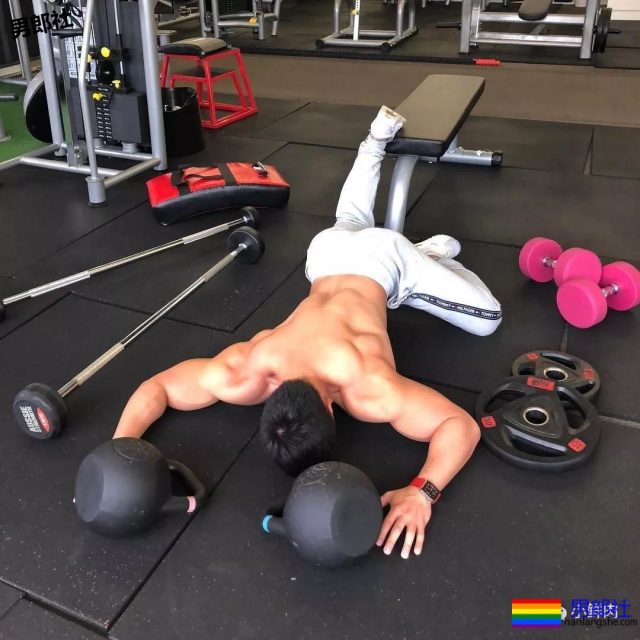 肌肉男侧乳装到底有多露？ - 51虹马