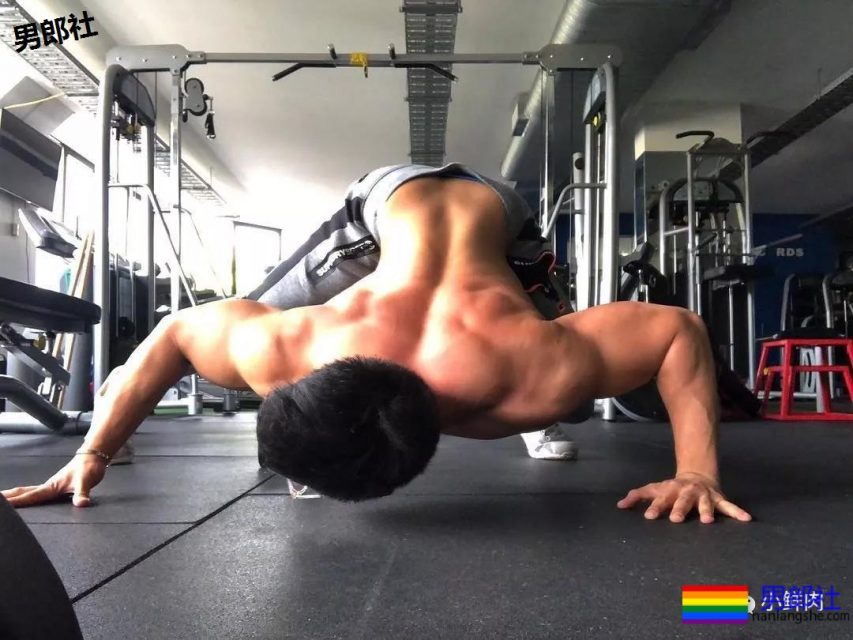 肌肉男侧乳装到底有多露？ - 51虹马