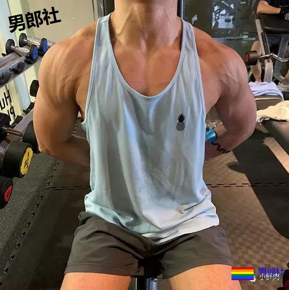 肌肉男侧乳装到底有多露？ - 51虹马