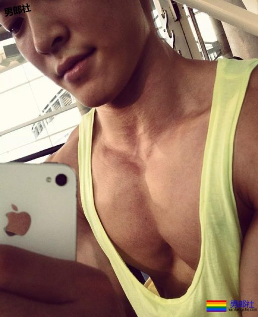 肌肉男侧乳装到底有多露？ - 51虹马