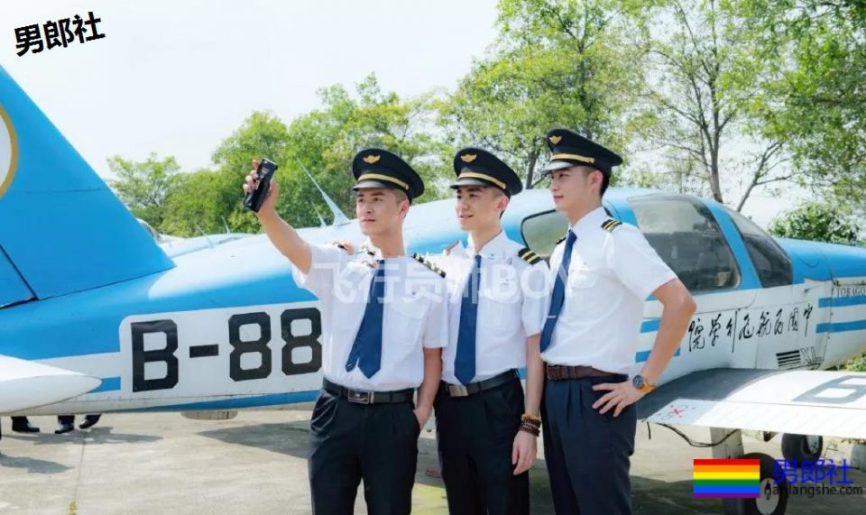 97年的寸头飞行员，脱掉制服胸毛Man爆了！ - 51虹马