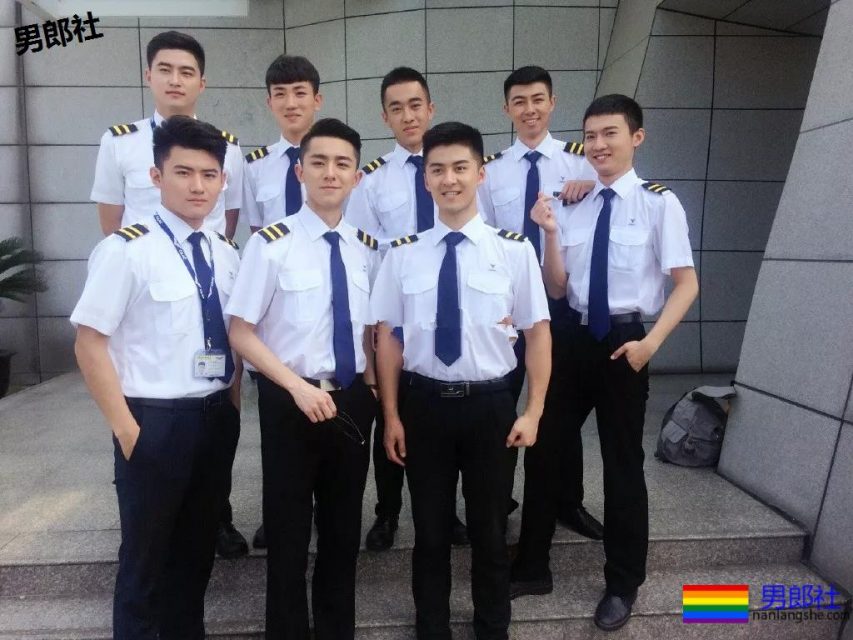 97年的寸头飞行员，脱掉制服胸毛Man爆了！ - 51虹马