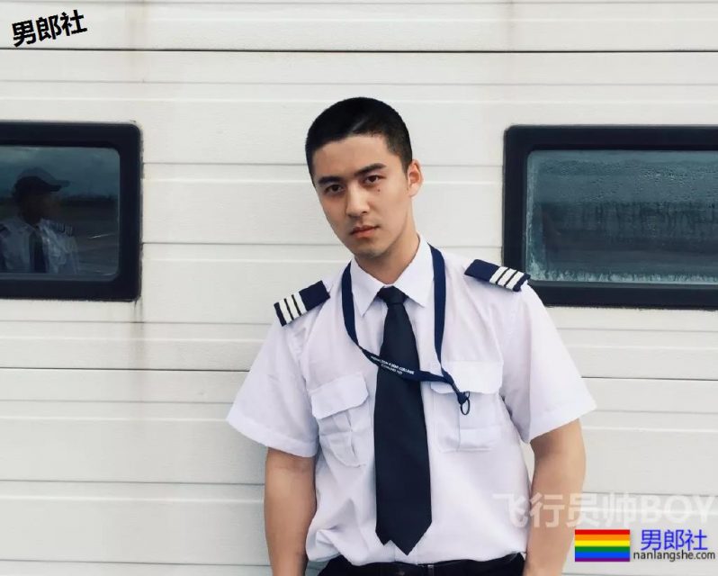 97年的寸头飞行员，脱掉制服胸毛Man爆了！ - 51虹马