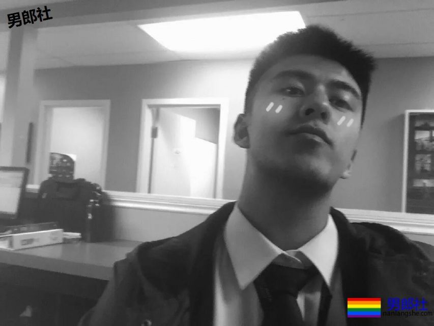 97年的寸头飞行员，脱掉制服胸毛Man爆了！ - 51虹马