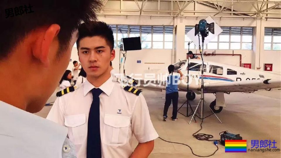 97年的寸头飞行员，脱掉制服胸毛Man爆了！ - 51虹马