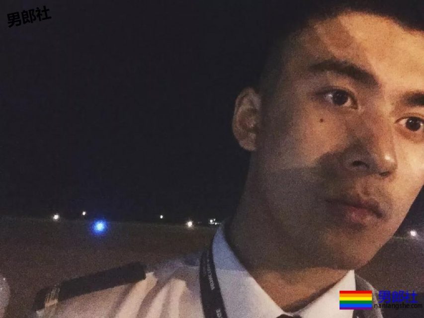 97年的寸头飞行员，脱掉制服胸毛Man爆了！ - 51虹马