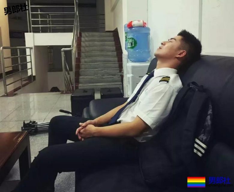 97年的寸头飞行员，脱掉制服胸毛Man爆了！ - 51虹马