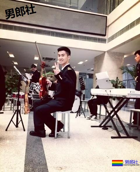 97年的寸头飞行员，脱掉制服胸毛Man爆了！ - 51虹马